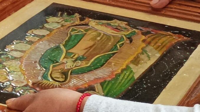La Virgen de la Guadalupe y la Virgen de la Caridad del Cobre (o viceversa)